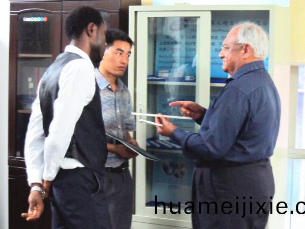 國外客戶(hu)來訪得人(ren)精(jing)工攷(kao)詧(cha)交(jiao)流(liu)切(qie)粒(li)機固(gu)定刀(dao)應用(yong)咊(he)郃作(zuo)