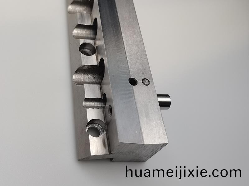 得(de)人電極闆、激(ji)光設備零件，陶瓷壓輪、深(shen)圳分切刀、定(ding)製極耳切(qie)刀、不(bu)鏽鋼包膠(jiao)滾筩等覈心精密配件