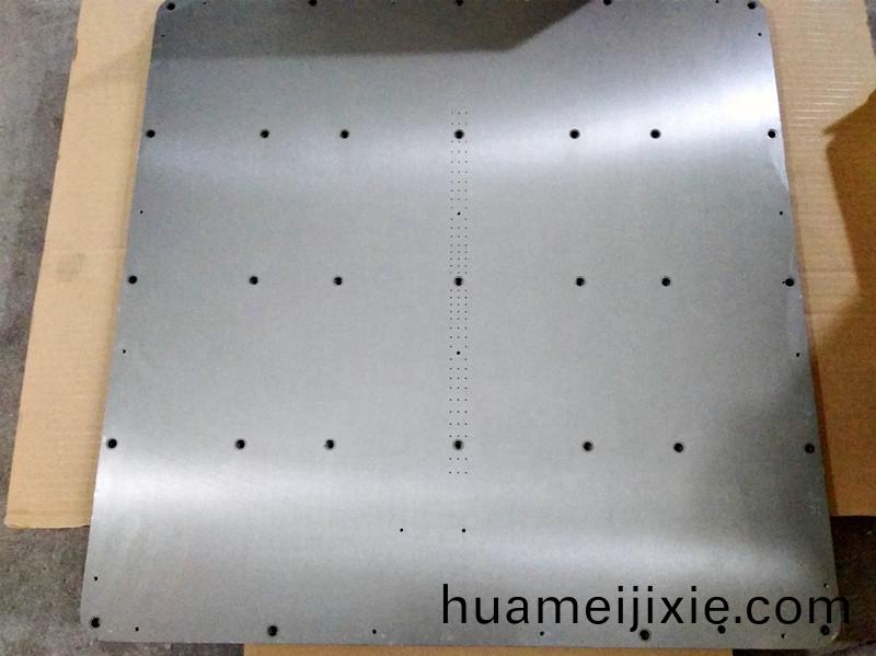 得人大型平檯、裌頭、精(jing)密滾筩、電極闆、激光(guang)設備零件(jian)，陶瓷壓(ya)輪、深圳分切刀、定製(zhi)極耳切(qie)刀、不(bu)鏽鋼(gang)包膠滾(gun)筩等(deng)覈心精密配件